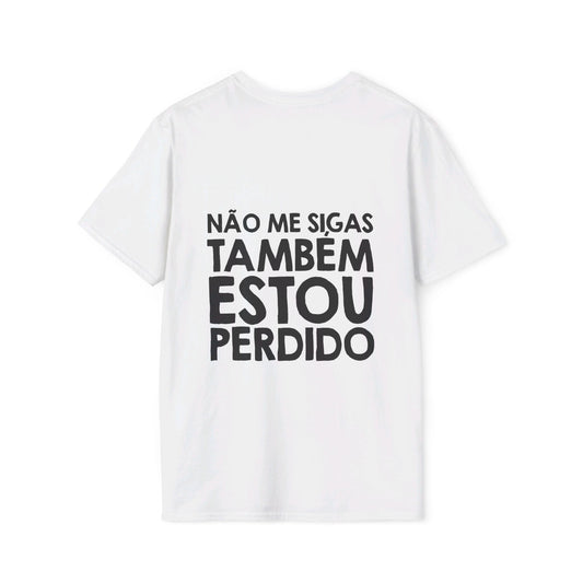 T-Shirt com Frase - Não Me Sigas Também Estou Perdido