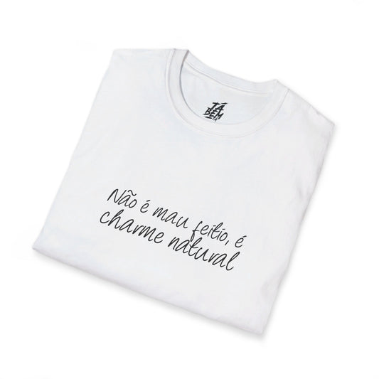 T-Shirt com Frase - Não é Mau Feitio, É Charme Natural